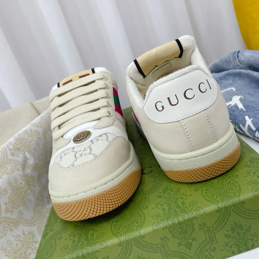 Ex-factory price: 540💰 GUCCI Gucci's newly upgraded back cover lining, top-notch old dirty shoes, classic casual sports shoes for couples, retro sneakers and old G family dirty shoes, updated at the counter simultaneously! ①The shoe upper has the same water-based edge coating process as the original version⚠️The ordinary oil edges on the market have a strong glue feel and are easy to fall off! Grade A first-layer nubuck leather (with pores)/matching computer embroidered double G cloth, high-density terry velvet lining. ② A PVC transparent small round mark sealing line is added to the details of the midsole. The mold is opened six times and the jewelry craftsmanship is used to customize the two-color double G buckle, striving to be the same as the original version. A pair of buttons is more than three times more expensive than ordinary buckles on the market. ③An old two-color washable label, the chip is placed on the outer waist of the right foot, the entire shoe is completely hollowed out with rubber technology, TUP material (rubber to distinguish the market) with the latest green packaging from the counter, 3D printed handbag, and a pair of shoelaces. There is no pressure when entering and exiting the counter. You can buy a 1:1 accurate replica of the original version and modify and upgrade it repeatedly. The details are perfectly restored, the materials are all customized, and they are truly top-notch. Please look at the details clearly to identify the quality. Upper: First-layer frosted cowhide/embroidered double G cloth. Lining: original high-density velvet lining. Foot pads: original pearlescent sheepskin. Outsole: private molded vacuum TPU material. Packaging: original top-grade full set packaging at the counter. Shoe size: women's size 35-40, men's size 39-44 (men's size 38, 45🉑️customized, non-returnable)